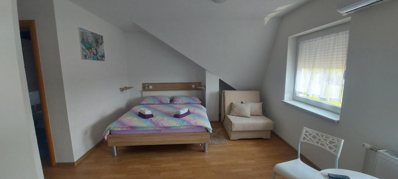 Guesthouse Miha Rakovica Eksteriør bilde