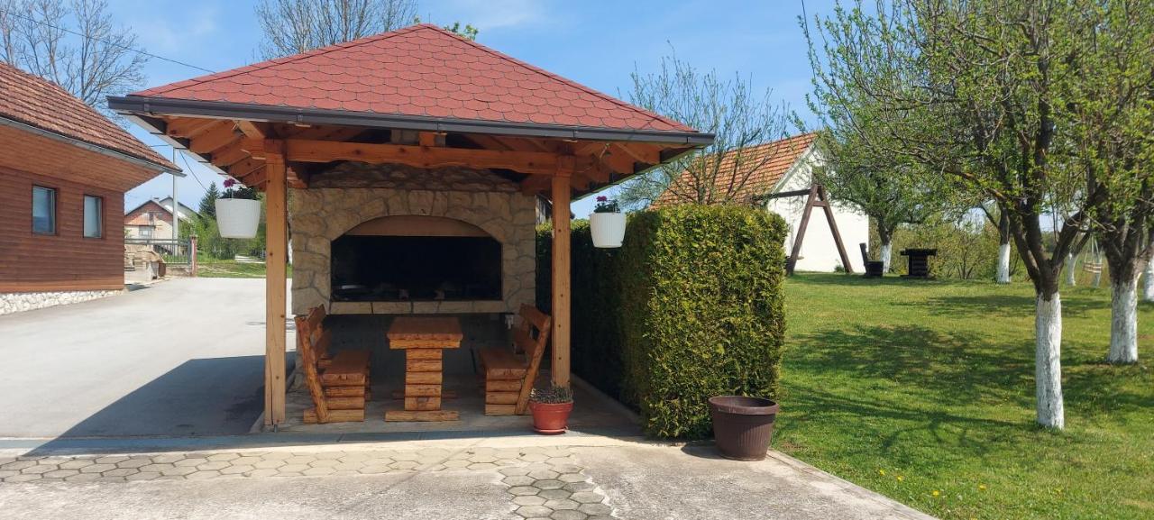 Guesthouse Miha Rakovica Eksteriør bilde