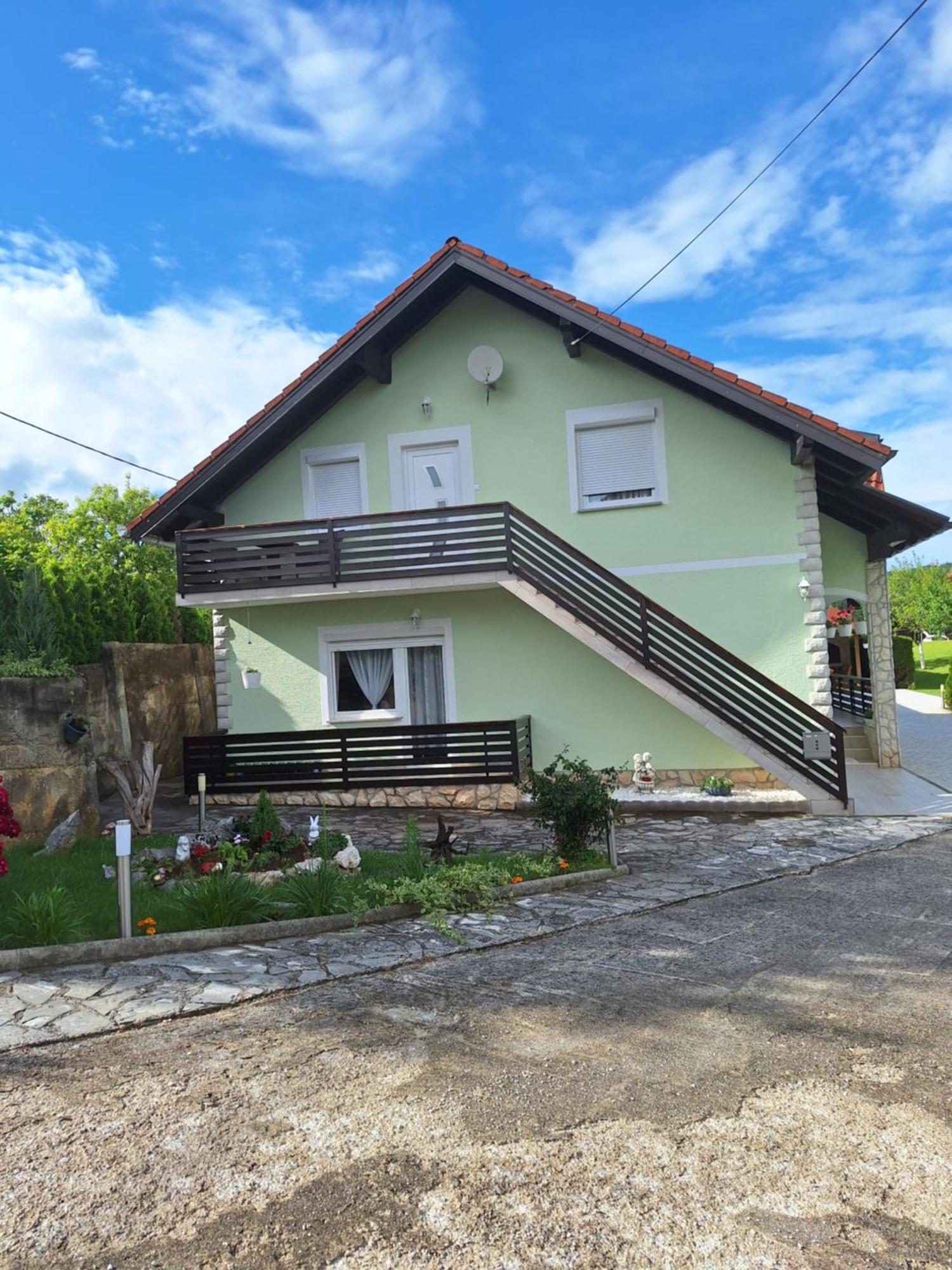 Guesthouse Miha Rakovica Eksteriør bilde