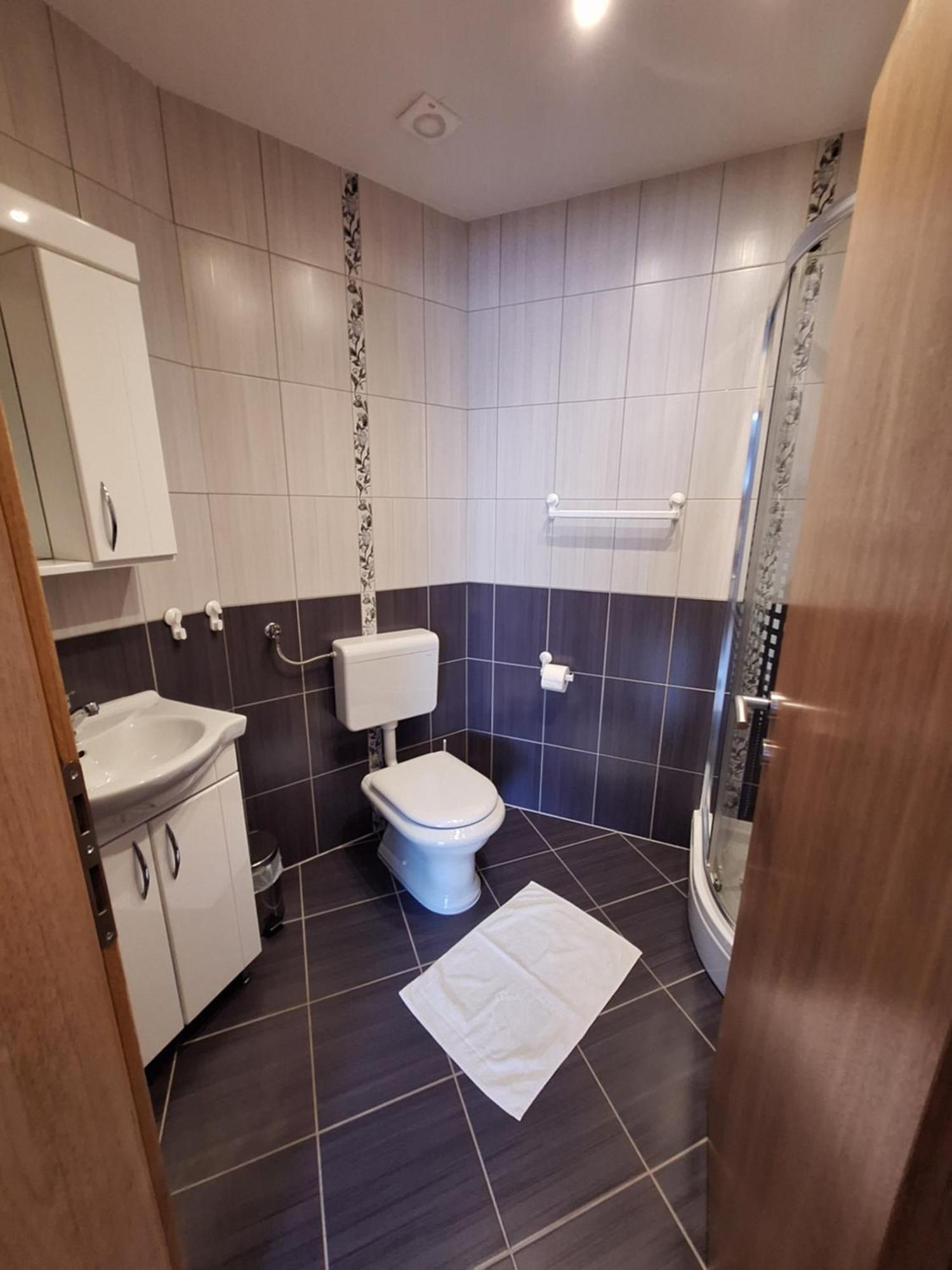 Guesthouse Miha Rakovica Eksteriør bilde