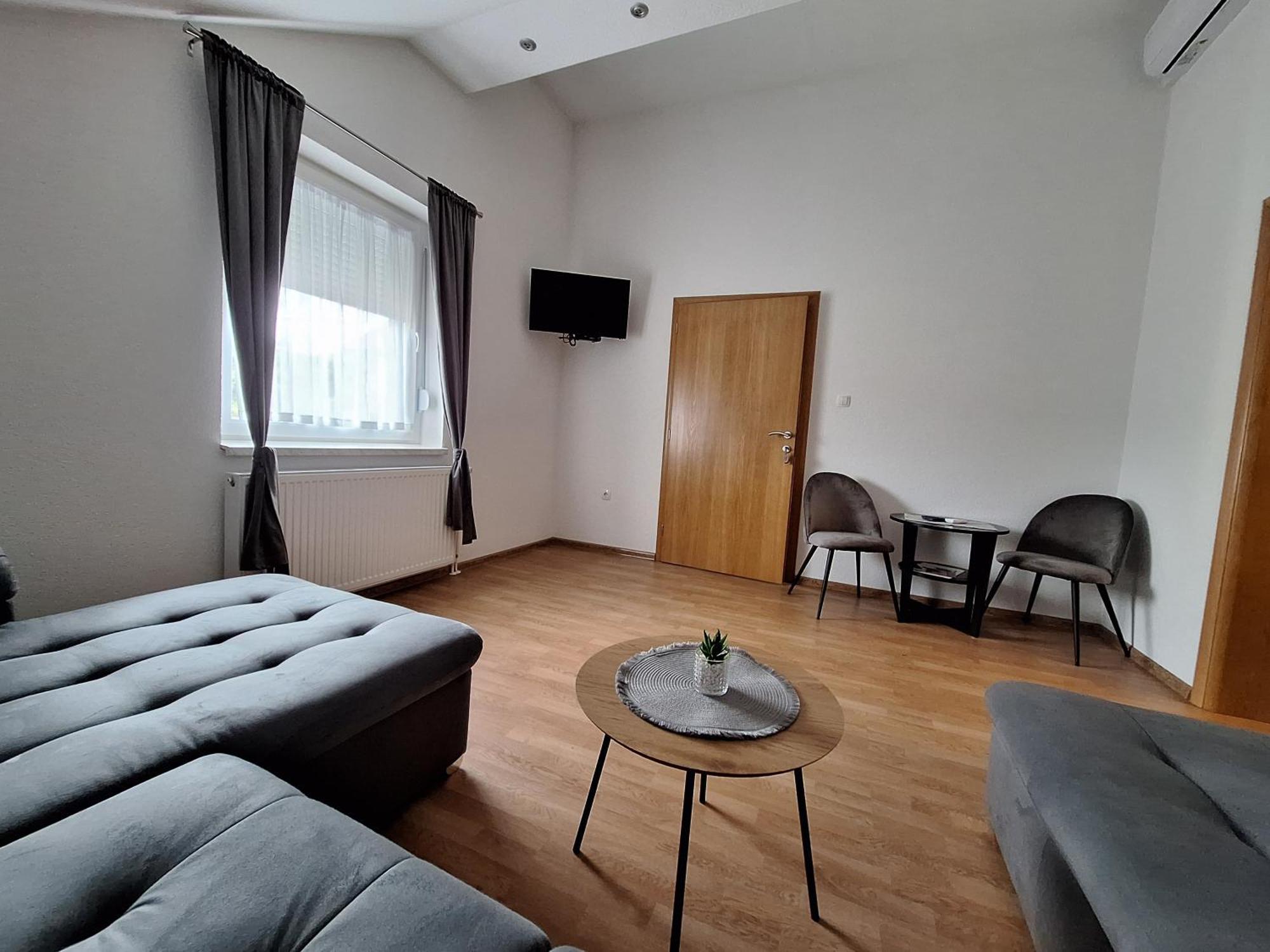 Guesthouse Miha Rakovica Eksteriør bilde