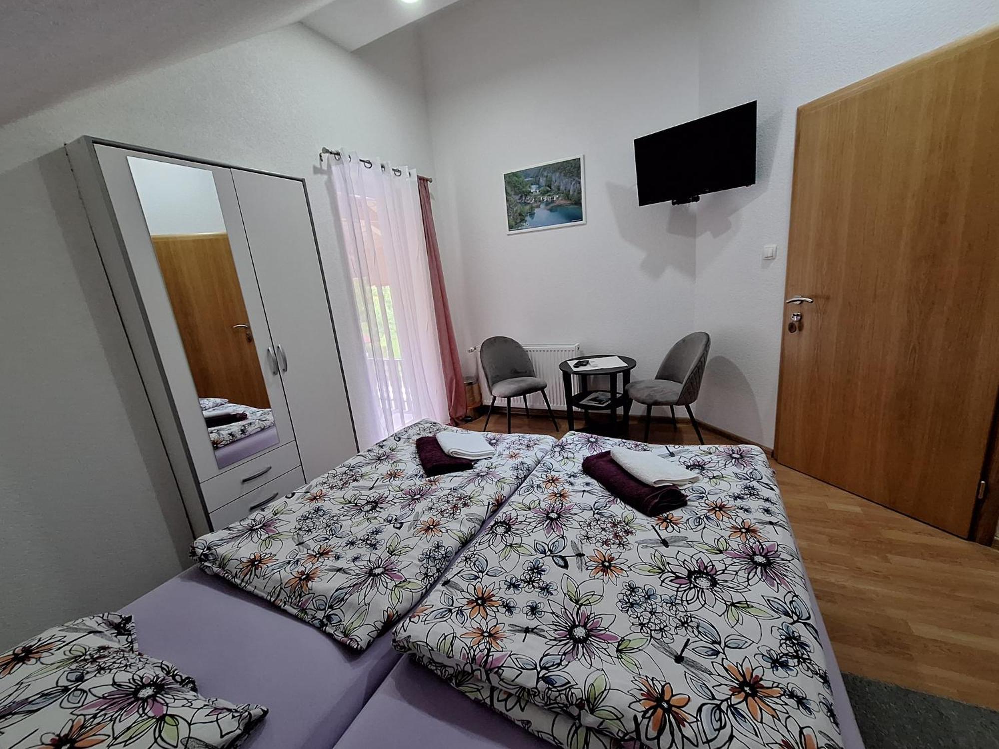 Guesthouse Miha Rakovica Eksteriør bilde