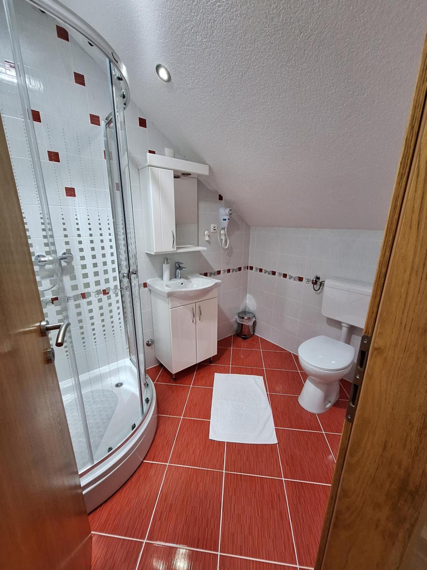 Guesthouse Miha Rakovica Eksteriør bilde