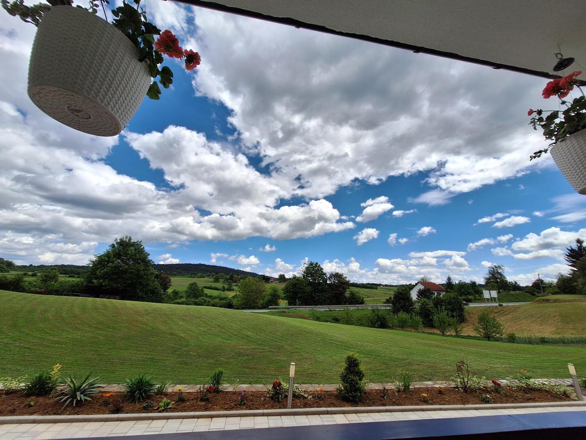 Guesthouse Miha Rakovica Eksteriør bilde