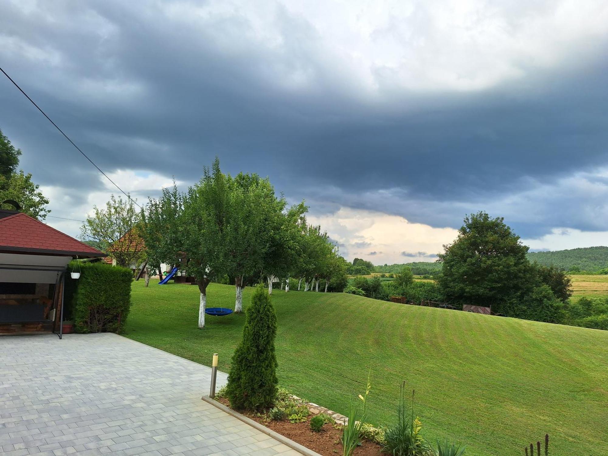 Guesthouse Miha Rakovica Eksteriør bilde