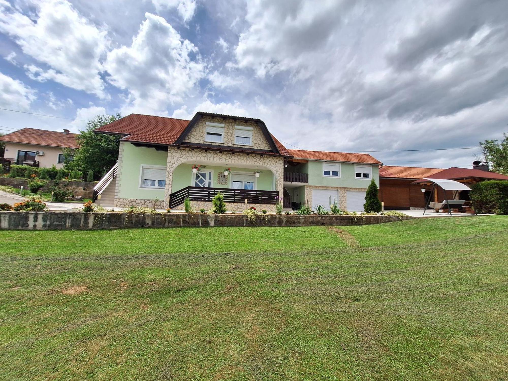 Guesthouse Miha Rakovica Eksteriør bilde