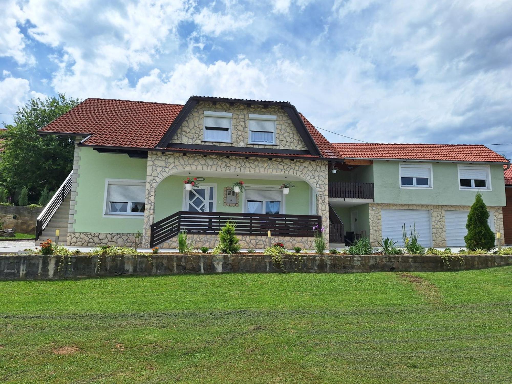 Guesthouse Miha Rakovica Eksteriør bilde