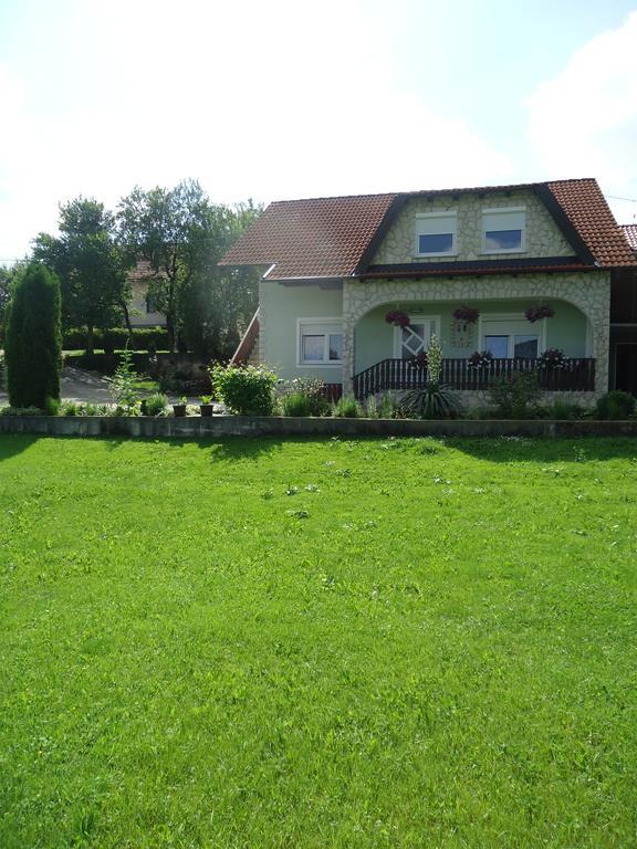 Guesthouse Miha Rakovica Eksteriør bilde